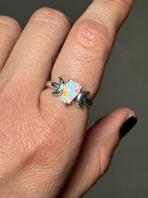 ⚰️ Faceted opal crescent moon ring - size 6 🌜