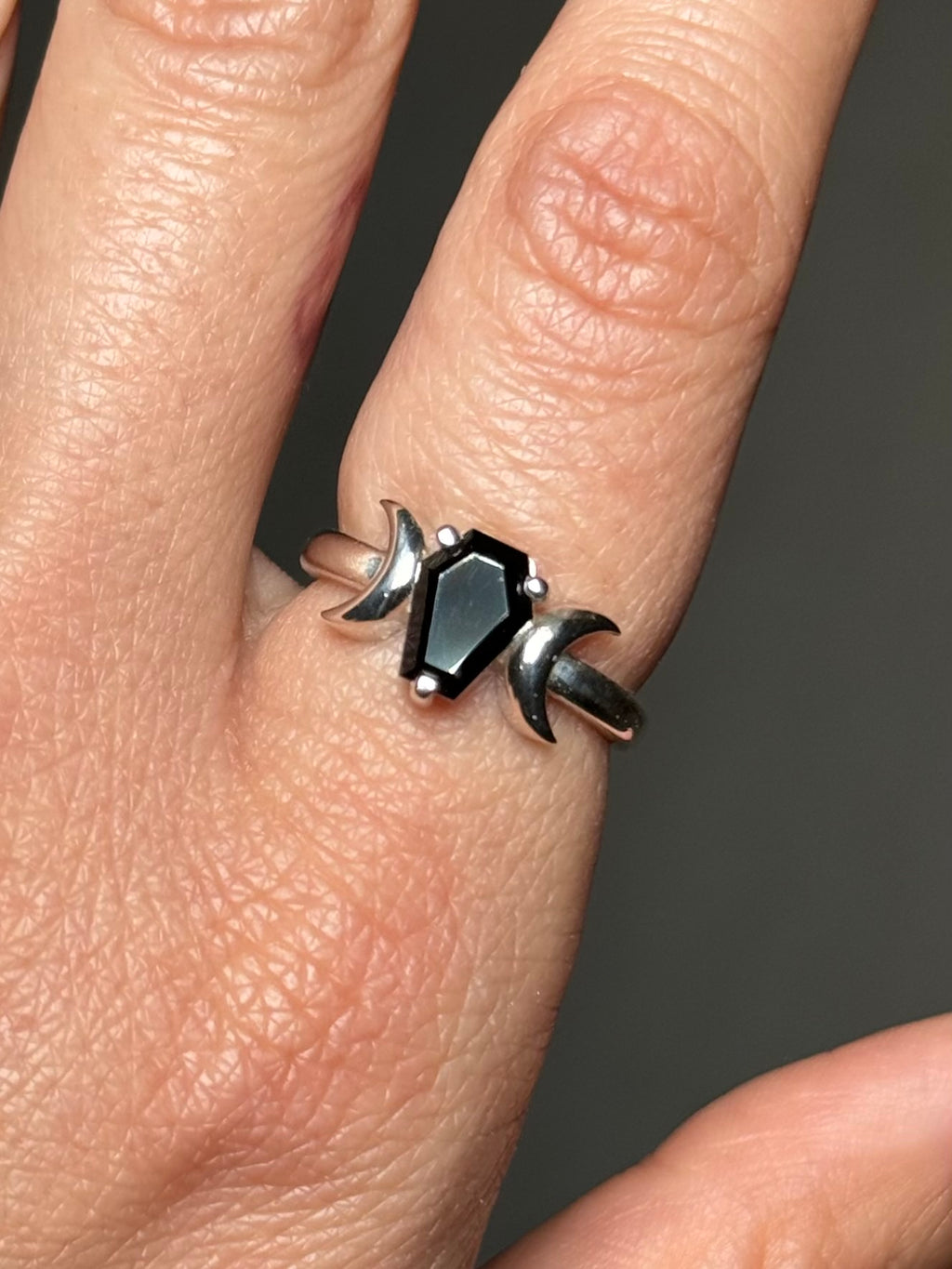 ⚰️ Faceted black onyx crescent moon ring - size 6 🌜