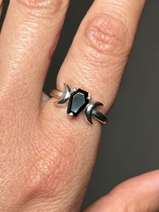 ⚰️ Faceted black onyx crescent moon ring - size 6 🌜